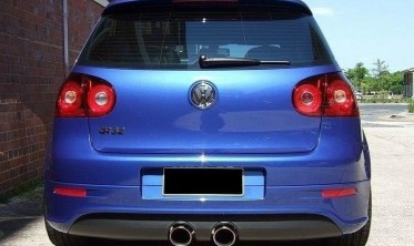 Тюнінгова накладка (юбка) на задній бампер Volkswagen Golf 5 у стилі R32 (під вихлоп R32) фото