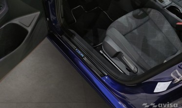 внутрішні накладки на пороги Volkswagen Golf 8 фото