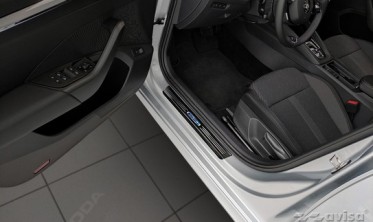 внутренние накладки на пороги с эмблемой Hybrid для Skoda Octavia 4 Kombi фото