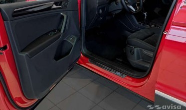 накладки на внутренние пороги с эмблемой Hybrid для Volkswagen Tiguan II фото