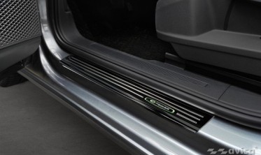 передние накладки на внутренние пороги с эмблемой E-POWER для VW Caddy 4 фото