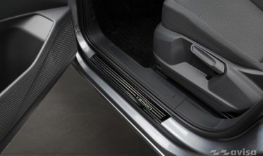 передние накладки на внутренние пороги с эмблемой E-POWER для VW Caddy 4 фото