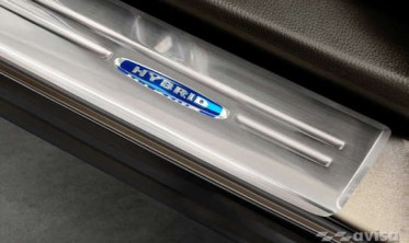 защитные накладки на пороги Mitsubishi Eclipse Cross с эмблемой Hybrid фото