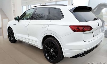 накладки на внутренние пороги Volkswagen Touareg 3 с эмблемой Hybrid фото