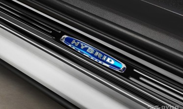 накладки на внутренние пороги Volkswagen Touareg 3 с эмблемой Hybrid фото