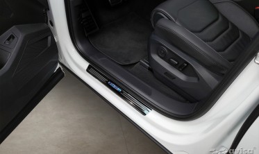 накладки на внутренние пороги Volkswagen Touareg 3 с эмблемой Hybrid фото