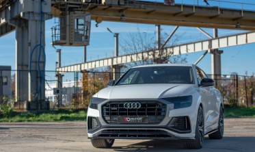 Тюнинговый передний диффузор Audi Q8 S-line / SQ8 глянцевый фото