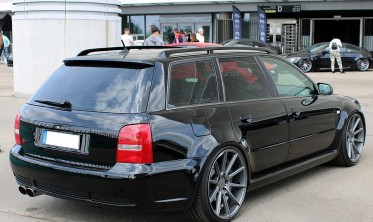 Спойлер задней двери Audi A4 B5 Avant в стиле S4 фото