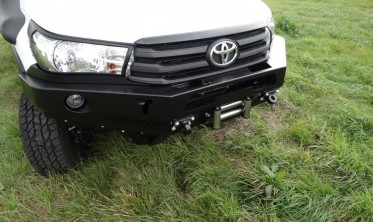 Силовой передний бампер Toyota Hilux (2016-...) фото