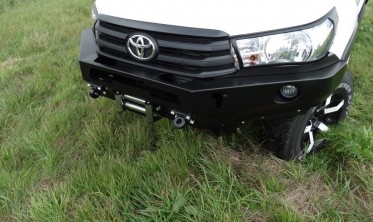 Силовой передний бампер Toyota Hilux (2016-...) фото