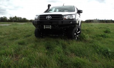 Силовой передний бампер Toyota Hilux (2016-...) фото