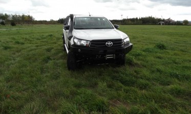 Силовой передний бампер Toyota Hilux (2016-...) фото