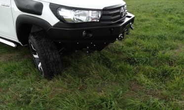 Силовой передний бампер Toyota Hilux (2016-...) фото