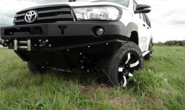 Силовой передний бампер Toyota Hilux (2016-...) фото