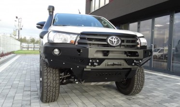 Силовой передний бампер Toyota Hilux (2016-...) фото