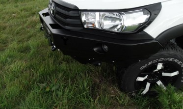 Силовой передний бампер Toyota Hilux (2016-...) фото