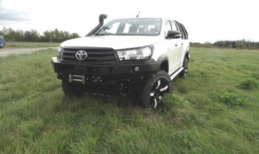 Силовой передний бампер Toyota Hilux (2016-...) фото