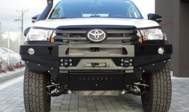 Силовой передний бампер Toyota Hilux (2016-...) фото