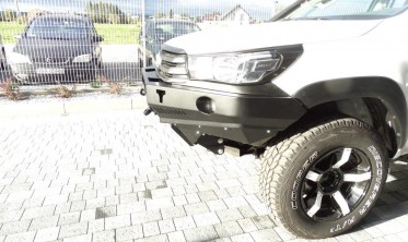 Силовой передний бампер Toyota Hilux (2016-...) фото