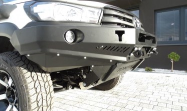 Силовой передний бампер Toyota Hilux (2016-...) фото