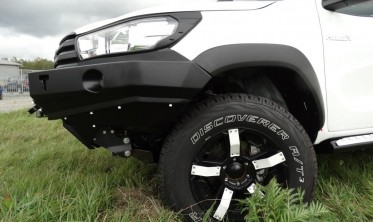 Силовой передний бампер Toyota Hilux (2016-...) фото
