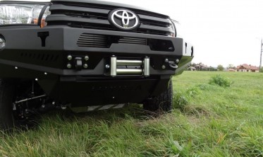 Силовой передний бампер Toyota Hilux (2016-...) фото