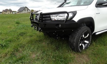 Захисна дуга переднього бампера Toyota Hilux (2016-...) фото