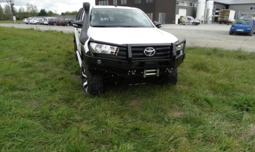 Захисна дуга переднього бампера Toyota Hilux (2016-...) фото