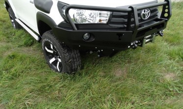 Захисна дуга переднього бампера Toyota Hilux (2016-...) фото