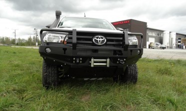 Захисна дуга переднього бампера Toyota Hilux (2016-...) фото
