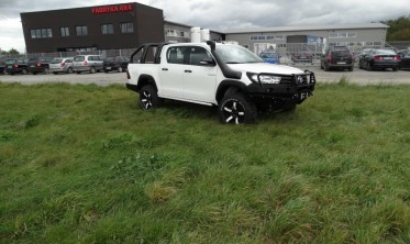 Захисна дуга переднього бампера Toyota Hilux (2016-...) фото