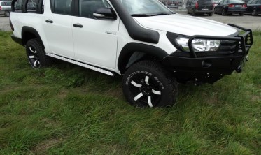 Захисна дуга переднього бампера Toyota Hilux (2016-...) фото