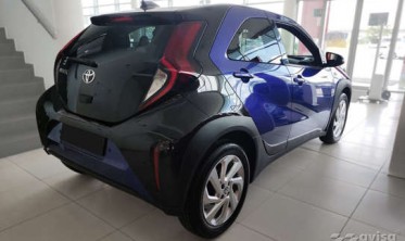 Чорна накладка на задній бампер Toyota Aygo X фото