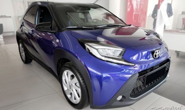 Чорна накладка на задній бампер Toyota Aygo X фото