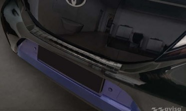 Чорна накладка на задній бампер Toyota Aygo X фото