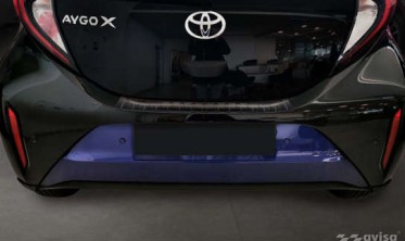 Чорна накладка на задній бампер Toyota Aygo X фото