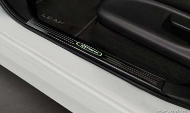 Захисні накладки на пороги з емблемою E-Power для Nissan Leaf 2 фото