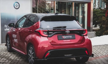 Тюнінгова накладка на спойлер багажника Toyota Yaris Mk4 вер. 1 фото