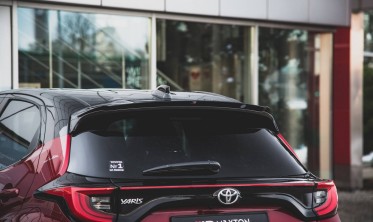 Тюнінгова накладка на спойлер багажника Toyota Yaris Mk4 вер. 1 фото
