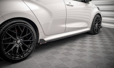 Боковые листвы + накладки на пороги Toyota Yaris Mk4 вер. 1 фото