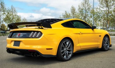 Большой задний спойлер Ford Mustang в стиле Shelby GT500 фото
