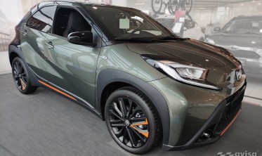 Черные защитные накладки на внутр. пороги Toyota Aygo X фото