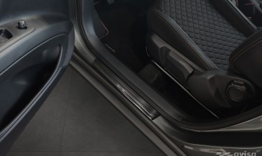 Черные защитные накладки на внутр. пороги Toyota Aygo X фото