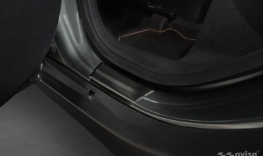 Черные защитные накладки на внутр. пороги Toyota Aygo X фото
