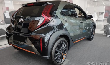 Черные защитные накладки на внутр. пороги Toyota Aygo X фото