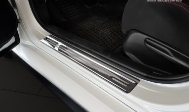 Чорні захисні накладки на внутр. пороги Honda Civic 10 фото