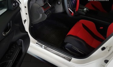 Чорні захисні накладки на внутр. пороги Honda Civic 10 фото