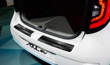 Черная защитная накладка на задний бампер Kia Soul II EV (из 2 частей) фото
