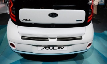 Черная защитная накладка на задний бампер Kia Soul II EV (из 2 частей) фото