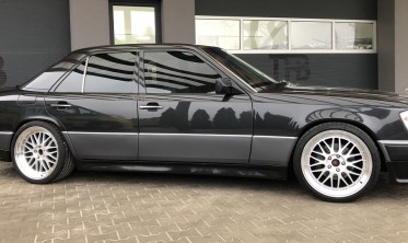 Тюнинговые накладки на пороги Mercedes W124 фото